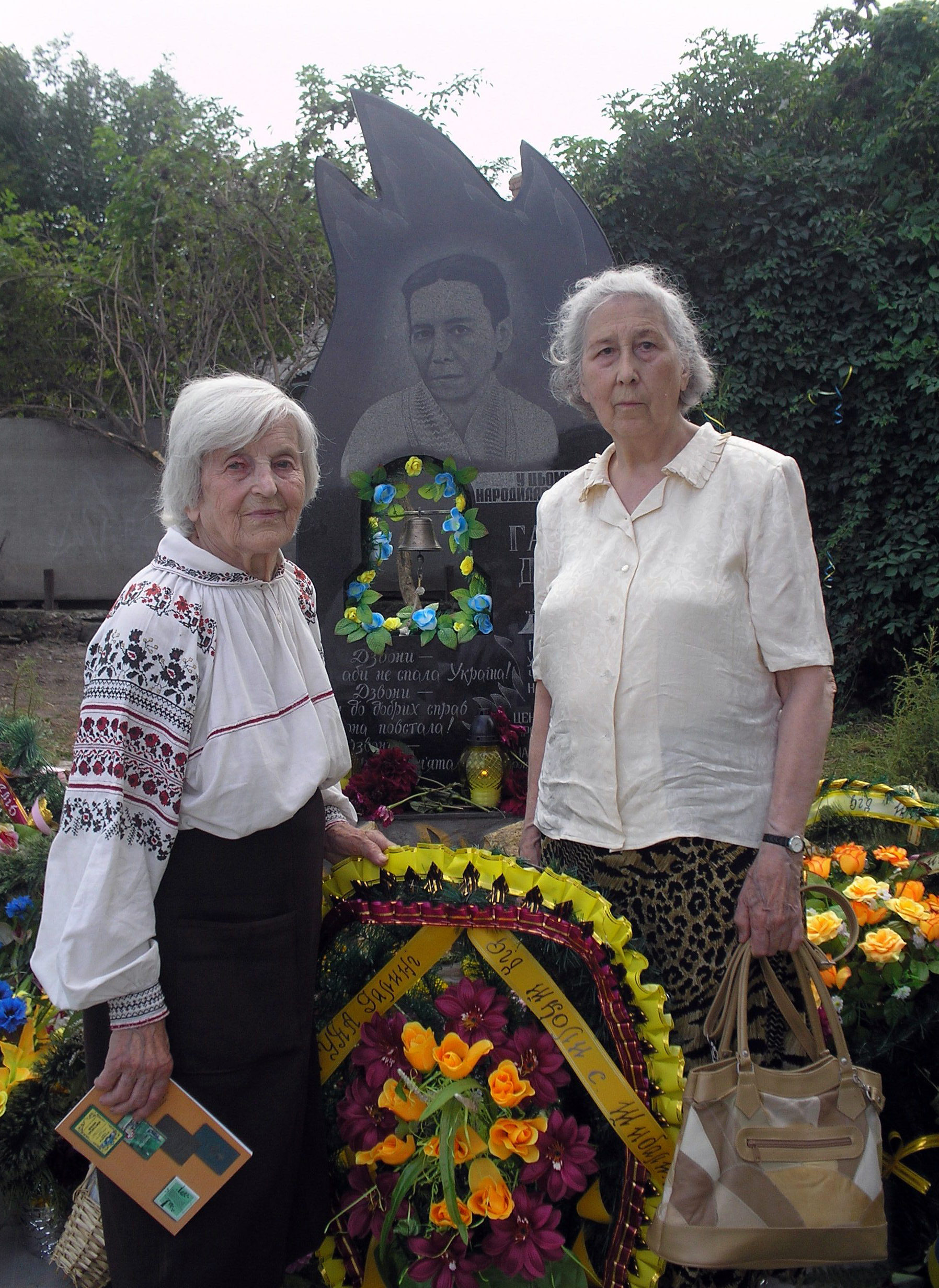 Ольга Ільків (ліворуч) і Дарія Гусяк біля пам’ятника своїй подрузі та соратниці Галині Дидик у селі Шибалин Бережанського району на Тернопіллі (24 серпня 2007 року)